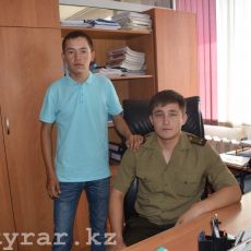 Сотрудник ДЧС вернул к жизни юношу, потерявшего сознание прямо на улице Сотрудник ДЧС со спасенным парнем