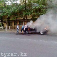 Горящий автомобиль в Шымкенте в считанные минуты потушили неравнодушные прохожие Джип загорелся на улице Байтурсынова
