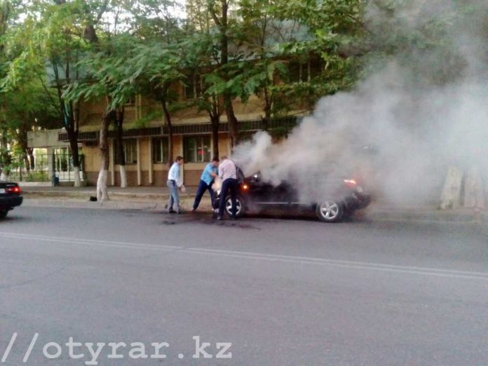 Джип загорелся на улице Байтурсынова