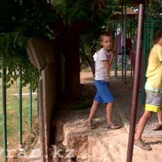 В Шымкенте школьный забор и лоток ирригации стали предметом ожесточенных споров Жильцы поссорились со школой из-за забора