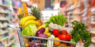 Продукты, школьная форма: Что еще получат дети из малообеспеченных семей с 1 января 2020 года Корзина с продуктами