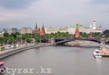 Москвичи поздравляют казахстанцев с днем Конституции