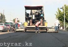 Строители вынуждены перекрывать частями Темирлановское шоссе для укладки асфальта Строители вынуждены перекрывать частями Темирлановское шоссе для укладки асфальта