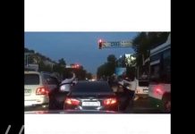 В Шымкенте молодые люди устроили танцы на светофоре В Шымкенте молодые люди устроили танцы на светофоре