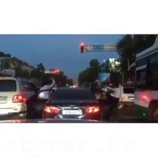 В Шымкенте молодые люди устроили танцы на светофоре В Шымкенте молодые люди устроили танцы на светофоре