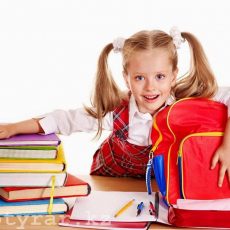 Учебники не для всех, оценки, которых нет, и пятидневка в школах Шымкента Девочка с учебниками