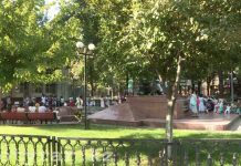 Шымкентцы пришли к библиотеке им. А.С. Пушкина, поверив в рассылку о бесплатной раздаче школьных принадлежностей Десятки горожан пришли за халявными подарками