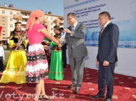 В Туркестане ключи от новых квартир получили 480 семей