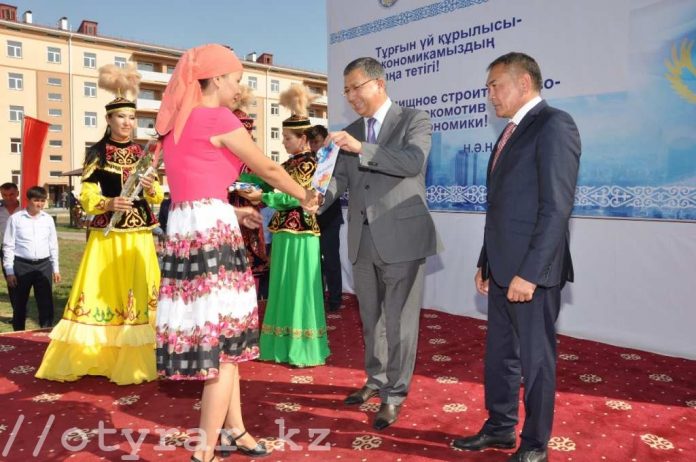 В Туркестане ключи от новых квартир получили 480 семей