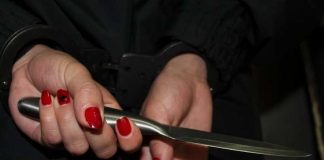 Подозреваемая в убийстве студента из Индии могла быть проституткой Женщина с ножом. Иллюстративное фото