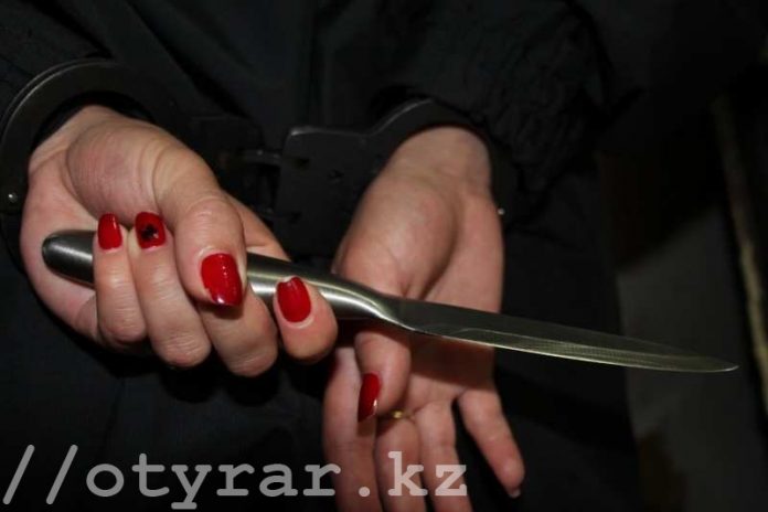 Женщина с ножом. Иллюстративное фото