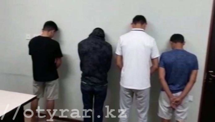 Полицейские Шымкента задержали группу подростков с огнестрельным и травматическим оружием
