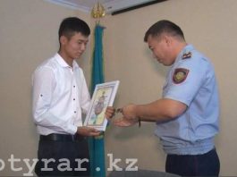 В Сайрамском районе полицейские наградили парня