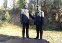 Памятник Кунаеву и Аскарову за 18 млн тенге поставил шымкентец в своем огороде Памятник Кунаеву и Аскарову за 18 млн тенге поставил шымкентец в своем огороде