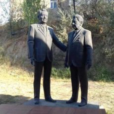 Памятник Кунаеву и Аскарову за 18 млн тенге поставил шымкентец в своем огороде Памятник Кунаеву и Аскарову за 18 млн тенге поставил шымкентец в своем огороде