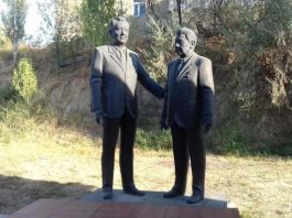 Памятник Кунаеву и Аскарову за 18 млн тенге поставил шымкентец в своем огороде