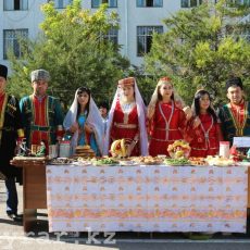 Полицейские ДВД Южно-Казахстанской области отметили День языков народов Казахстана. Полицейские ДВД Южно-Казахстанской области отметили День языков народов Казахстана.