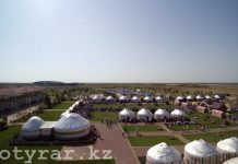 В Астане на праздник Курбан-айт южане накрыли дастархан В Астане на праздник Курбан-айт южане накрыли дастархан