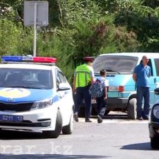 Сотрудники МПС Шымкента штрафуют нарушителей правил парковки вблизи школ Сотрудники МПС Шымкента штрафуют нарушителей правил парковки вблизи школ