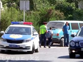Сотрудники МПС Шымкента штрафуют нарушителей правил парковки вблизи школ