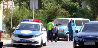 Сотрудники МПС Шымкента штрафуют нарушителей правил парковки вблизи школ Сотрудники МПС Шымкента штрафуют нарушителей правил парковки вблизи школ