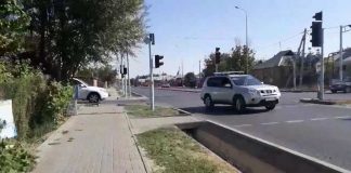 В Шымкенте около двух крупных школ на оживленной трассе не работает светофор