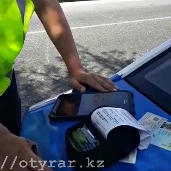 Полицейские Шымкента начали выписывать штрафы на планшетах за нарушения ПДД