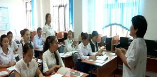 Как решаются проблемы в сфере образования? В восьми школах Шымкента школьники вынуждены заниматься в три смены