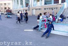 Тренерам шымкентских пловцов пообещали вернуть бассейн Шымкентские пловцы вынуждены "плавать" на асфальте