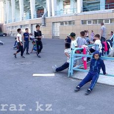 Тренерам шымкентских пловцов пообещали вернуть бассейн Шымкентские пловцы вынуждены "плавать" на асфальте