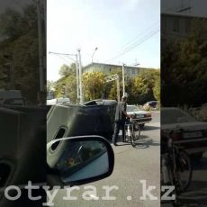 Из-за перевернувшегося автомбиля в Шымкенте на одном из перекрестков большой затор