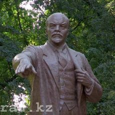 Парк Металлургов в Шымкенте пережил капитальный ремонт Ленин останется на своем месте