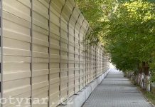 Жителей микрорайона в Шымкенте огородили двухметровой стеной Шумоизоляционный забор