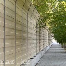 Жителей микрорайона в Шымкенте огородили двухметровой стеной Шумоизоляционный забор