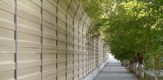 Жителей микрорайона в Шымкенте огородили двухметровой стеной Шумоизоляционный забор