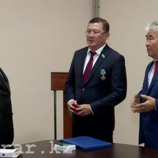 В Шымкенте городские депутаты получили российские награды Награждение Нургазы Бухарбаева