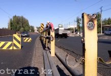 Темирлановское шоссе в Шымкенте дырявит специальная техника Демонтаж ограждения на Темирлановском шоссе