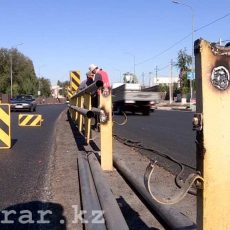 Темирлановское шоссе в Шымкенте дырявит специальная техника Демонтаж ограждения на Темирлановском шоссе