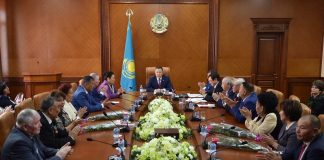 Аким ЮКО наградил лучших учителей области Аким ЮКО наградил лучших учителей области