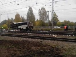 Автобус из Шымкента столкнулся с поездом в России