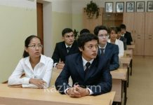 В ЮКО отличники учебы отправились в историко-познавательное путешествие по родному краю Школьники на уроке в классе