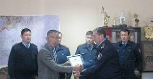 В Туркестане полицейские наградили водителя, который помог раскрыть преступление Награждение жителя Туркестана