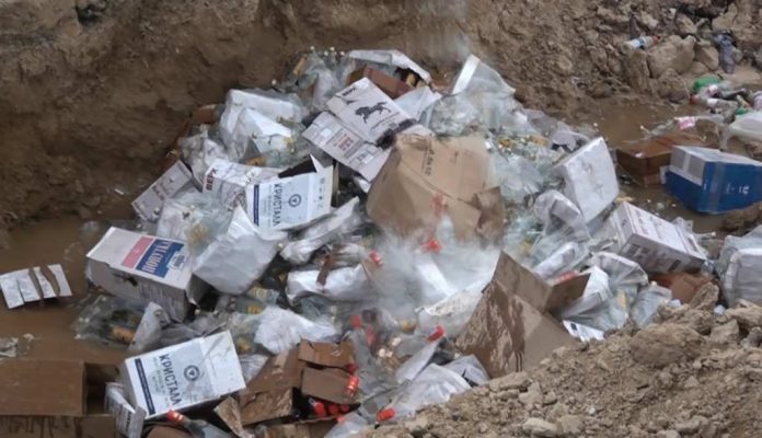 В Шымкенте трактор раздавил почти 39 тысяч бутылок коньяка, водки и пива