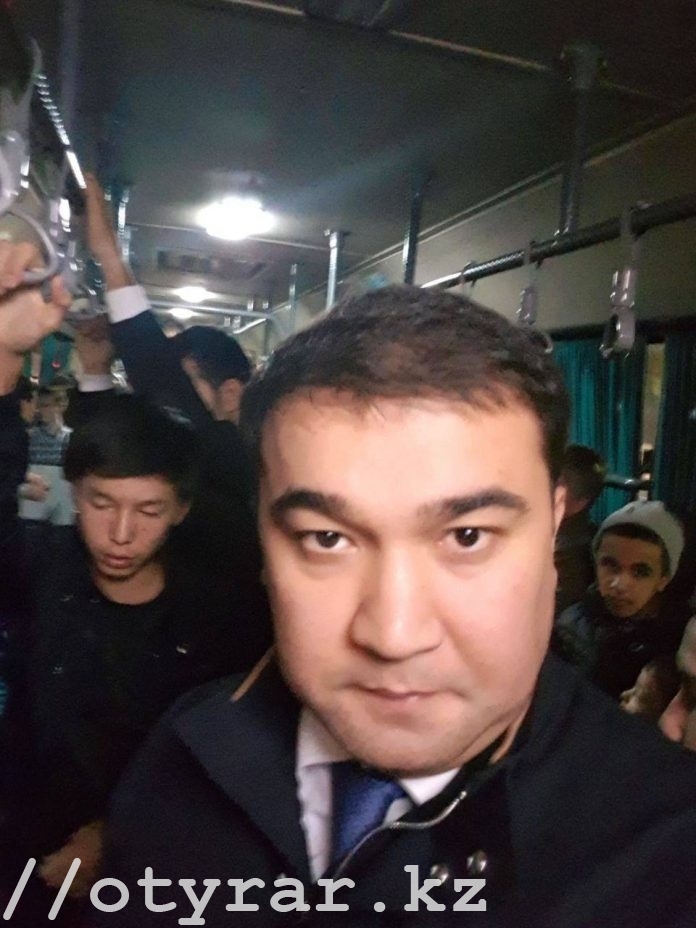 Чиновники Шымкента селфятся в автобусах