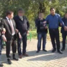 В Шымкенте суд вынес постановление об аресте задержанному за взятку руководителю Управления внутренней политики Скриншот видео задержания чиновника
