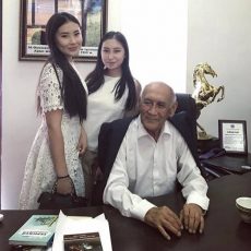 Знаменитому шымкентскому писателю Еркинбеку Турысову исполнилось 90 лет Еркинбек Турысов с правнучками