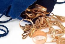 Пришла в гости и украла золотые серьги у подруги Золото