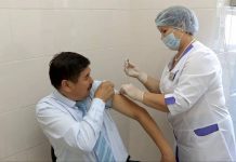 В ЮКО началась вакцинация от гриппа Одним из первых прививку сделал главный санитарный врач области Жумагул Медетов