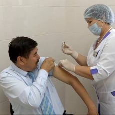 В ЮКО началась вакцинация от гриппа Одним из первых прививку сделал главный санитарный врач области Жумагул Медетов