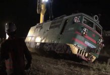 Водителя грузовика Howo, столкнувшегося с электровозом в Шымкенте, «вырезали» из кабины Водителя грузовика Howo, столкнувшегося с электровозом в Шымкенте, "вырезали" из кабины